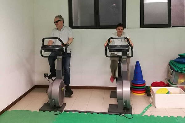 Massimo e Deborah in palestra fanno attività sulle cyclette