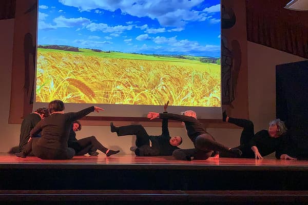 Un gruppo di persone danza su un palco