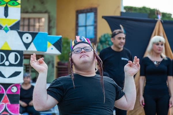 Tommaso vestito da indiano durante una rappresentazione teatrale