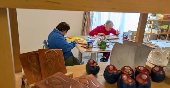 Monica e Debora stanno lavorando su un oggetto che sarà disponibile nel punto vendita Bazart