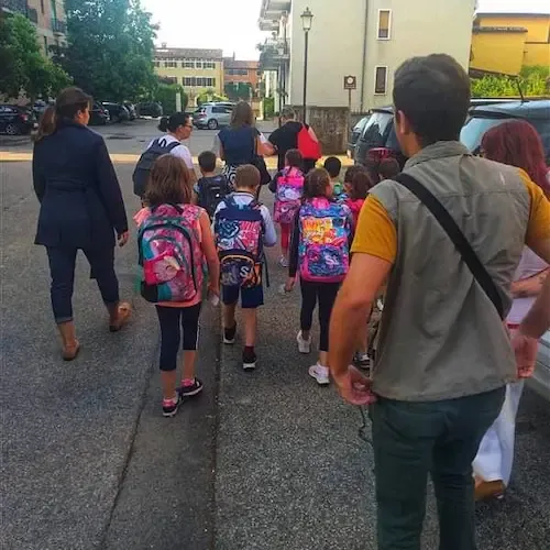 Un gruppo di alunni accompagnati nel percorso pedibus