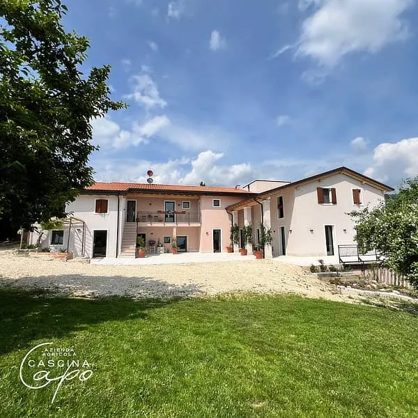 La struttura di Cascina Capo immersa nel verde