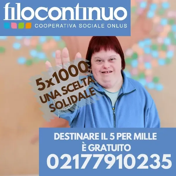 Monica mostra il numero 5 con la sua mano