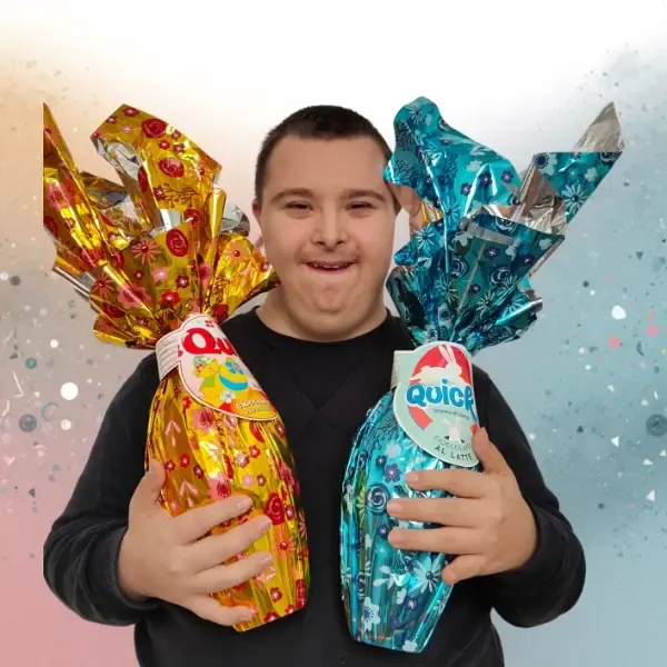 Federico tiene in mano due Uova di Pasqua
