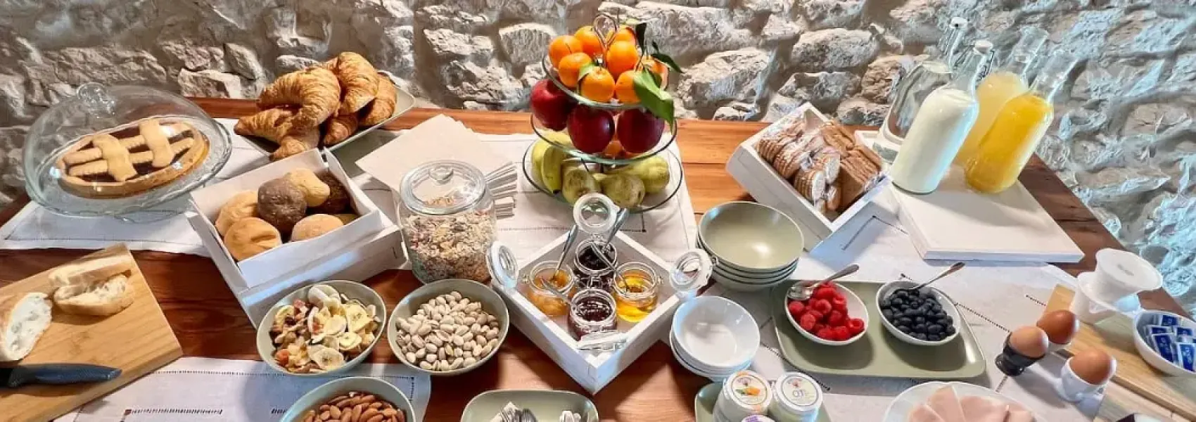 Il tavolo delle colazioni con tutti i prodotti di Cascina Capo