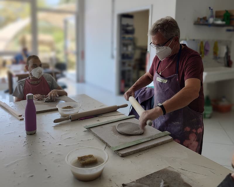 Franco, volontario, durante l'attività nel laboratorio di ceramica a Pescantina