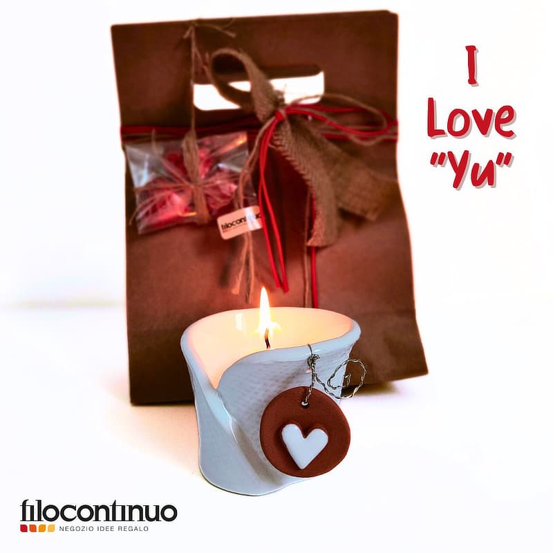 I Love "Yu", foto di una tazza con candela con sacco di juta